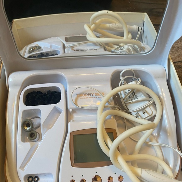 Trophy skin microdermabrasion machine - Picture 3 of 8